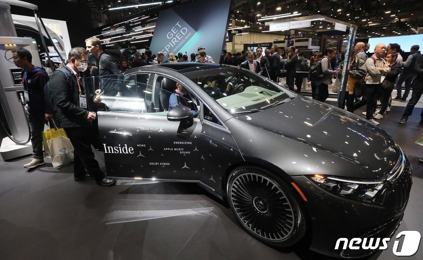 미국 라스베이거스에서 열린 CES 2023에 전시된 벤츠의 전기차 EQS.(기사 본문과 직접 관련 없음)/뉴스1 ⓒ News1 임세영 기자