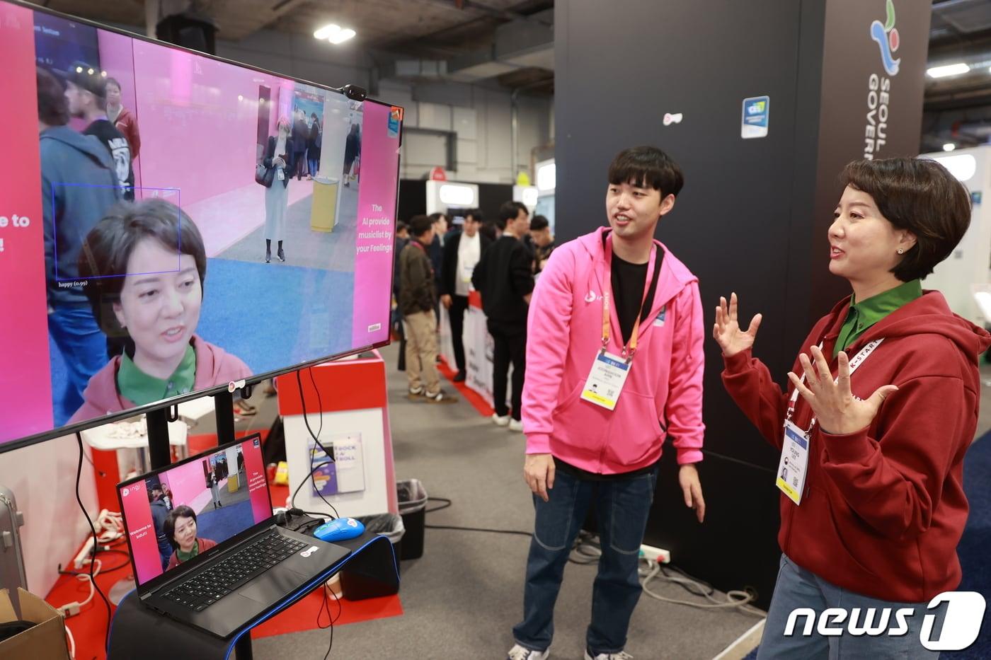 이영 중소벤처기업부 장관이 6일(현지시간) 미국 네바다주 라스베이거스 CES 2023 전시회에서 K-스타트업관 참여기업들을 방문해 격려하고 있다. (중소벤처기업부 제공) 2023.1.7/뉴스1 ⓒ News1 김도우 기자