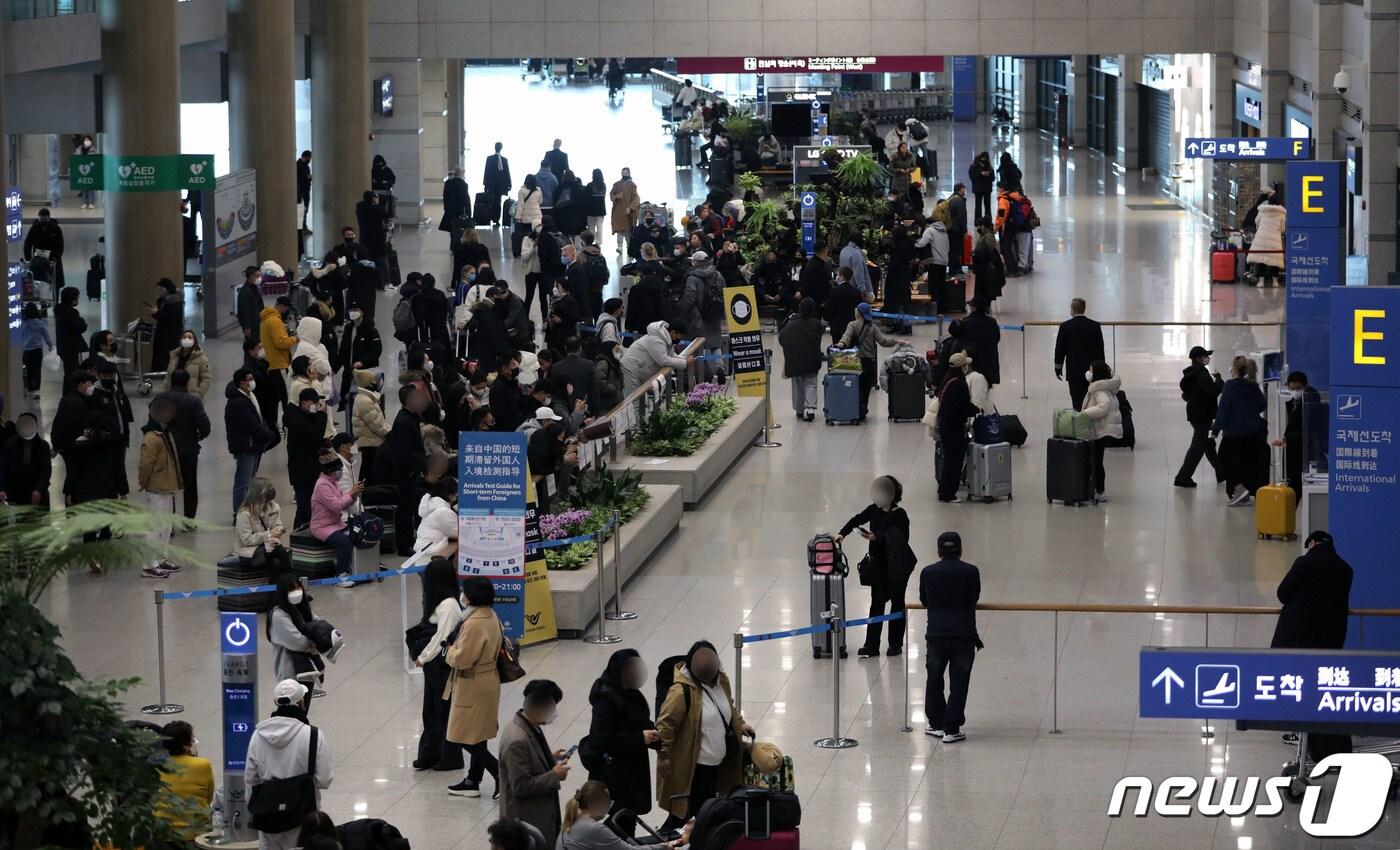 중국 특별행정구역인 홍콩과 마카오발 입국자에 대한 코로나19 검사 결과 제출이 의무화된 7일 인천국제공항 제1터미널에 여행객들이 입국하고 있다. 2023.1.7/뉴스1 ⓒ News1 정진욱 기자