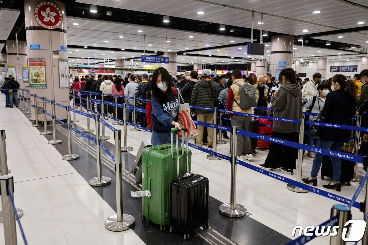 8일 홍콩 록마차우 국경검문소 앞에 사람들이 길게 줄지어 서 있다. 이날 중국 정부는 코로나19 관련 입국자 격리를 폐지하면서 국경을 재개방했다. ⓒ 로이터=뉴스1 ⓒ News1 권진영 기자