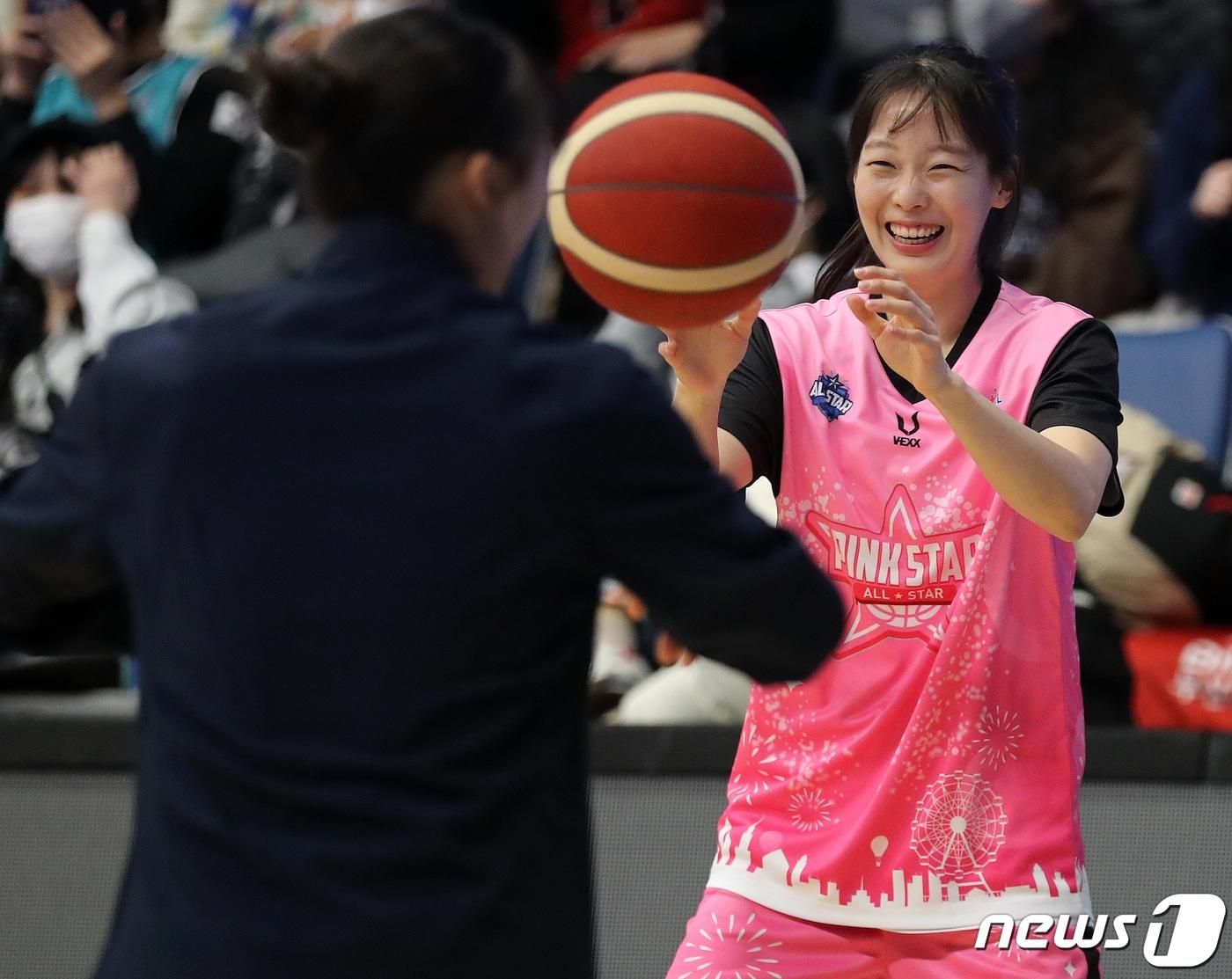 본문 이미지 - 8일 오후 인천 중구 도원체육관에서 열린 신한은행 SOL 2022-2023 여자 프로농구 올스타 페스티벌 3점슛 콘테스트 예선에서 올스타 투표 1위에 선정된 핑크스타 신지현(하나원큐)이 3점슛을 던지고 있다. 2023.1.8/뉴스1 ⓒ News1 김진환 기자