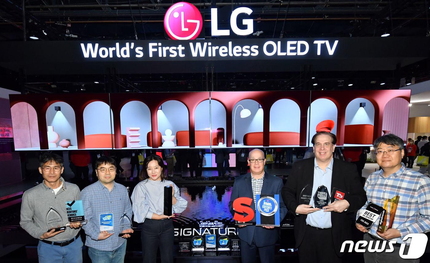 LG전자는 지난 1월8일 세계 최초로 4K·120Hz 무선 전송 솔루션을 탑재한 'LG 시그니처 올레드 M'이 미국 라스베이거스에서 열린 세계 최대 가전·IT 전시회 CES 2023에서 엔가젯(Engadget) 선정 홈시어터 부문 최고상을 수상했다고 밝혔다. (LG전자 제공) 2023.1.8/뉴스1
