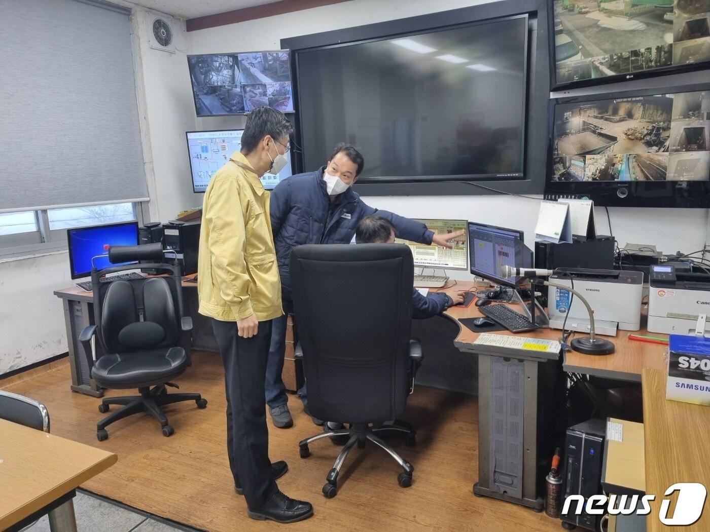 본문 이미지 - 경남도가 '고농도 미세먼지 비상저감조치'에 따라 지역의 한 사업장에서 이행사항 준수 여부를 점거하고 있다(경남도 제공).