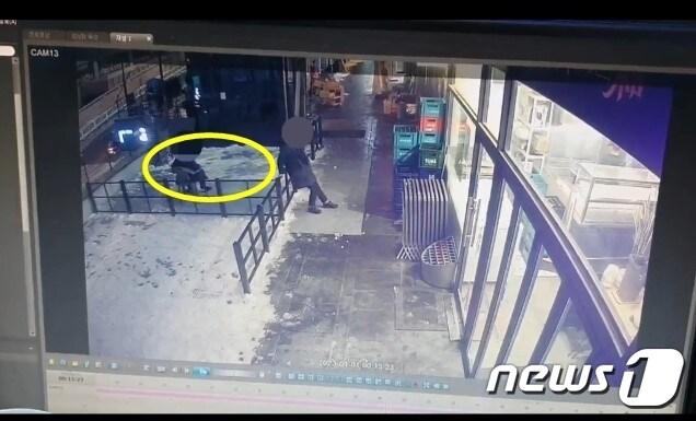 본문 이미지 - 동그라미 친 부분이 A씨의 가게 앞 테라스 부분이다. ('아프니까 사장이다' 갈무리)