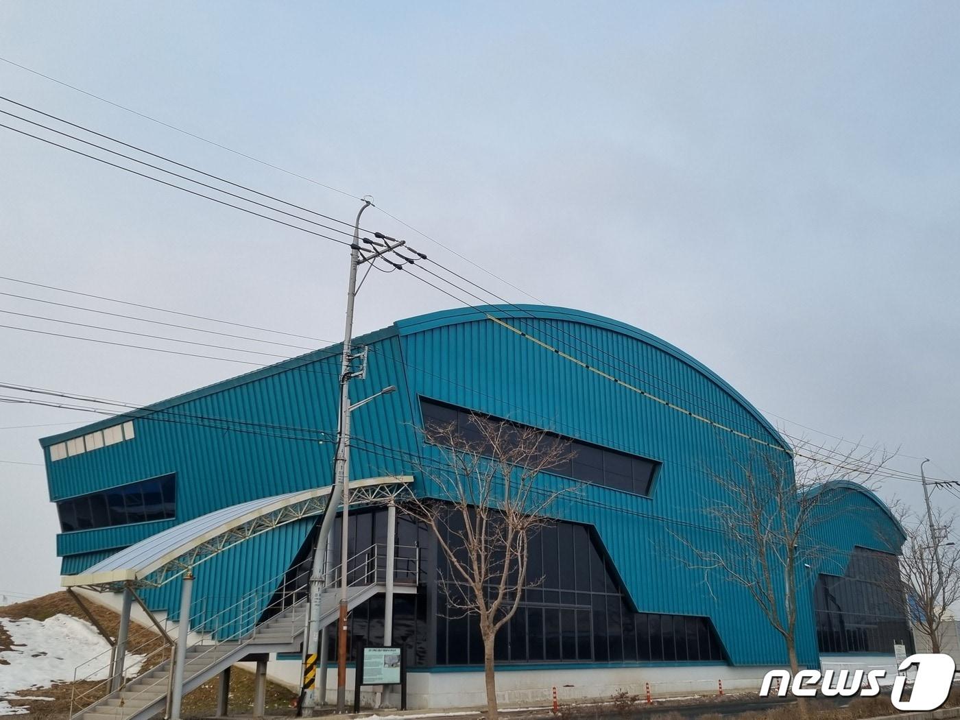 본문 이미지 - 전북 군산시 산북동 공룡‧익룡 발자국 화석산지 보호각(군산시제공). 2023.1.9/뉴스1