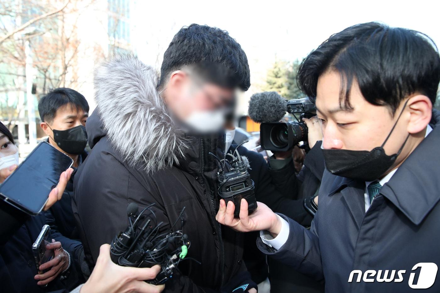 본문 이미지 - 허위 뇌전증 진단을 알선하고 1억 원이 넘는 돈을 수수한 혐의를 받는 병역 브로커 김 모씨가 9일 오전 서울 양천구 서울 남부지방법원에서 열린 구속 전 피의자 심문(영장실질심사)을 마친 뒤 차량으로 향하고 있다. 2023.1.9/뉴스1 ⓒ News1 이승배 기자