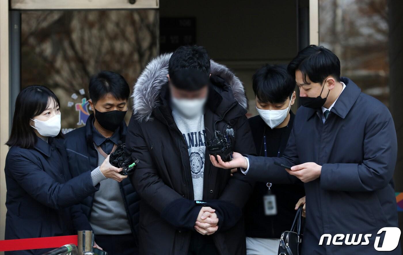 허위 뇌전증 진단을 알선하고 1억원이 넘는 돈을 수수한 혐의를 받는 병역 브로커 김모씨가 지난 9일 오전 서울 양천구 서울 남부지방법원에서 열린 구속 전 피의자 심문(영장실질심사)을 마친 뒤 차량으로 향하고 있다. 2023.1.9/뉴스1 ⓒ News1 이승배 기자