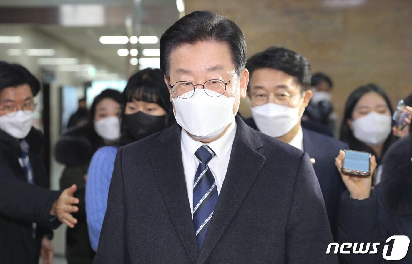 본문 이미지 - 이재명 더불어민주당 대표가 지난 9일 서울 여의도 국회에서 지도부와 회의를 마친 뒤 본청을 나서고 있다. /뉴스1