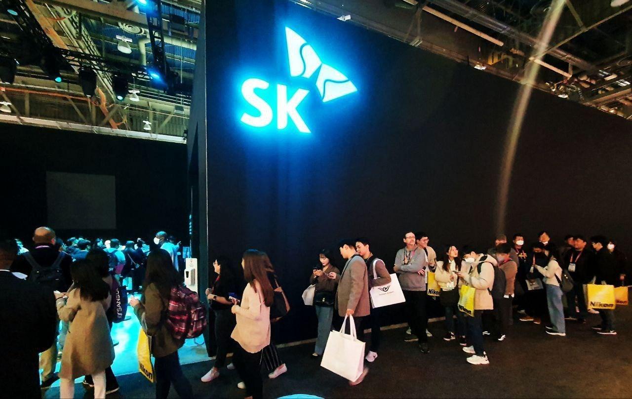 본문 이미지 -  미국 라스베이거스에서 5일부터 8일까지 열린 'CES 2023'의 SK그룹관에서 관람객들이 줄을 서서 입장을 기다리고 있다. 탄소감축을 위한 '행동'을 주제로 한 SK그룹관에는 나흘 간 3만여명이 몰려 성황을 이뤘다.(사진제공=SK)