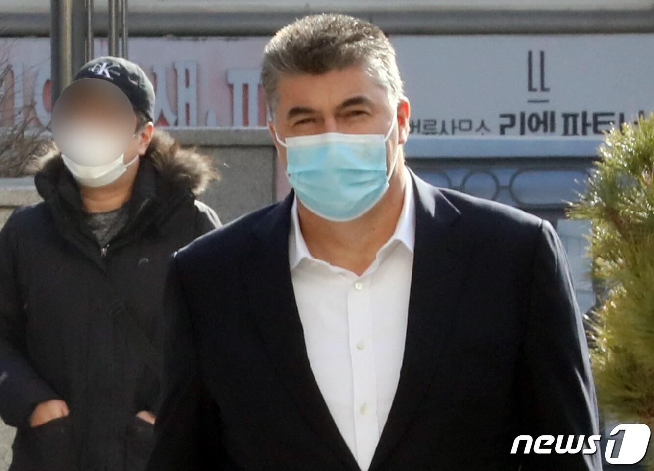 본문 이미지 - 노동자 1719명을 불법 파견한 혐의로 불구속 기소된 카허 카젬 전 한국지엠 사장(현 상하이지엠 총괄본부장)2022.1.9/뉴스1 ⓒ News1 정진욱 기자