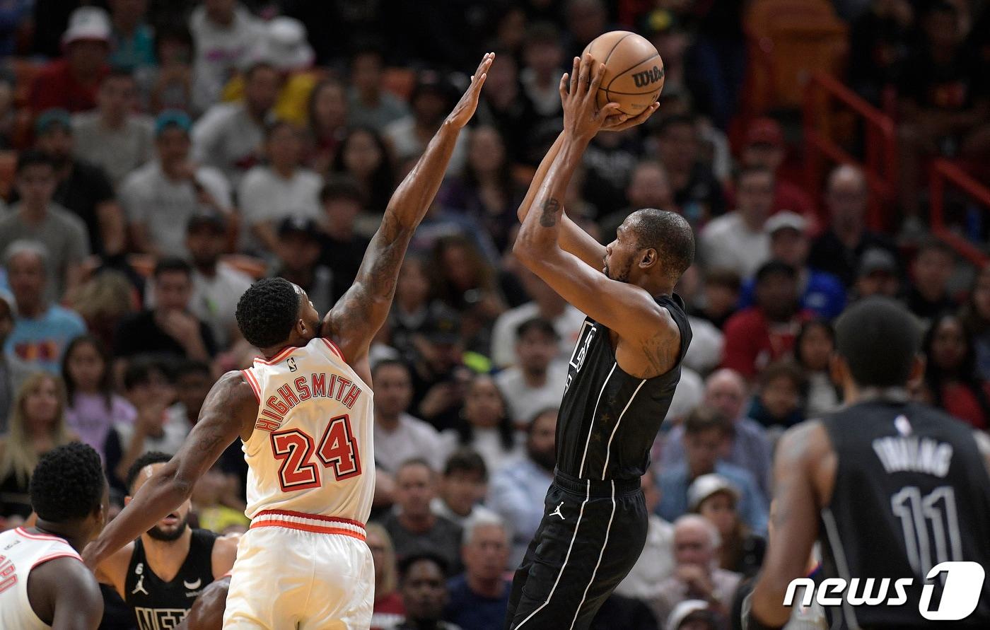 NBA 브루클린 케빈 듀란트(오른쪽)가 9일(한국시간) 마이애미와 경기에서 슛을 쏘고 있다. 이날 듀란트는 경기 도중 부상으로 교체됐다.ⓒ 로이터=뉴스1