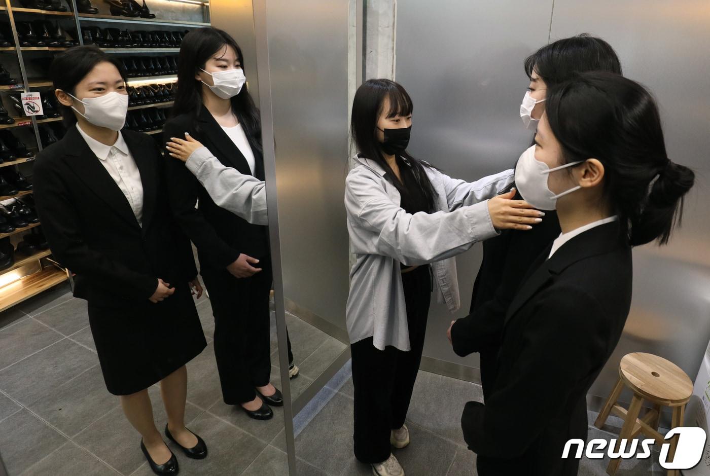 9일 서울 서대문구 정장 대여업체 마이스윗인터뷰에서 취업준비생들이 면접정장 무료 대여 '취업날개 서비스'를 통해 면접정장을 살펴보고 있다. 2023.1.9/뉴스1 ⓒ News1 송원영 기자