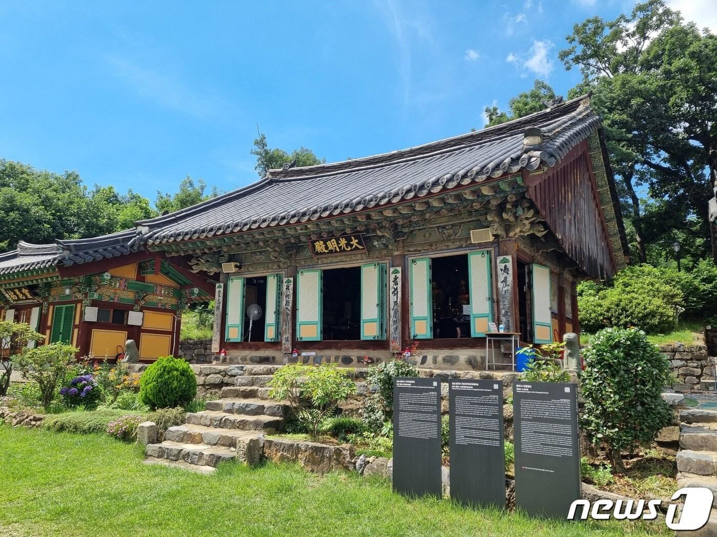 본문 이미지 - 보물로 지정된 봉국사 대광명전 모습.(성남시 제공)