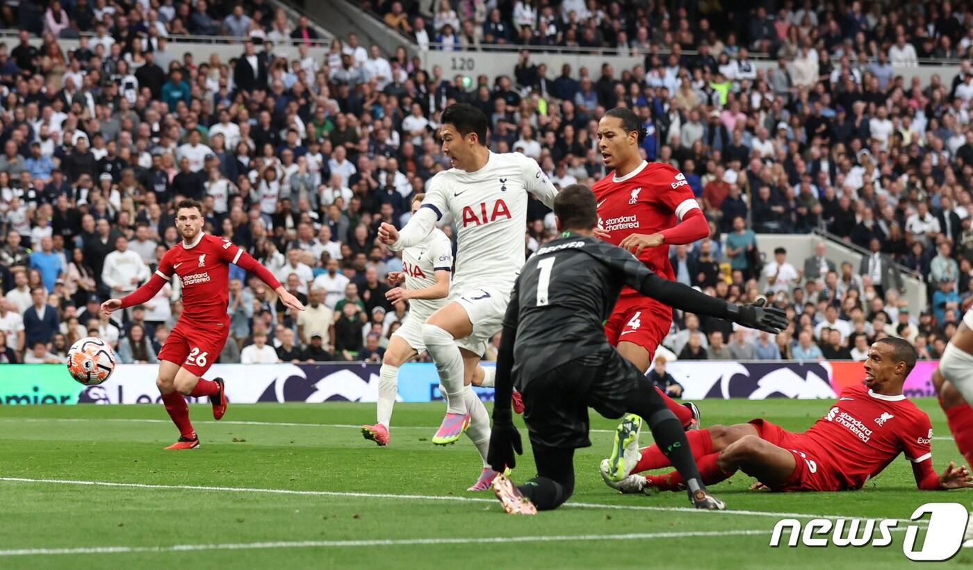 손흥민이 1일(한국시간) 영국 런던의 토트넘 홋스퍼 스타디움에서 열린 리버풀과의 2023-24시즌 잉글리시 프리미어리그(EPL) 7라운드에서 골을 터트리고 있다. 2경기 연속 득점포를 가동한 손흥민은 유럽 무대 통산 200골을 달성했다. ⓒ 로이터=뉴스1