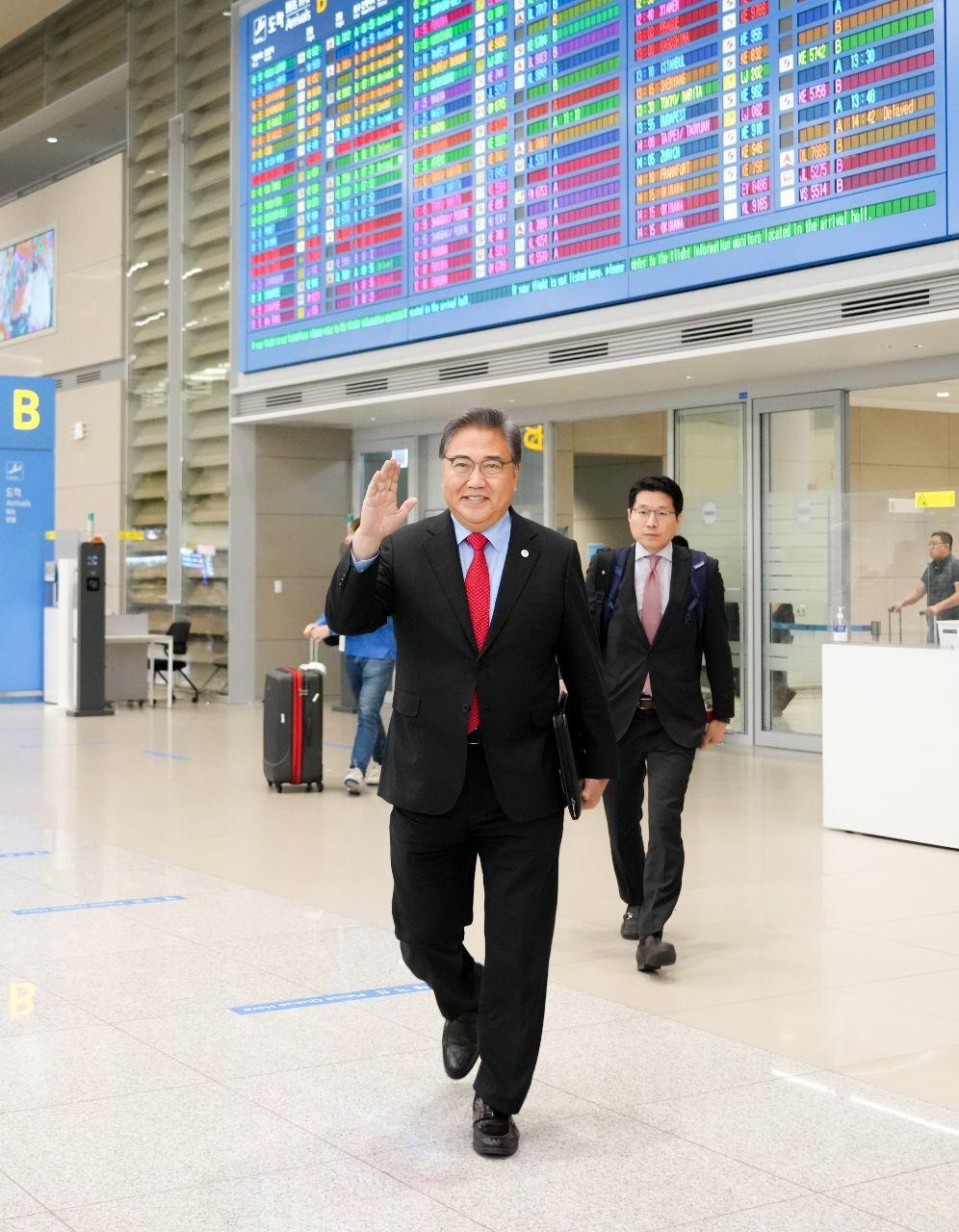 본문 이미지 - 박진 외교부 장관이 1일 오전 인천국제공항을 통해 귀국하고 있다.(외교부 제공)