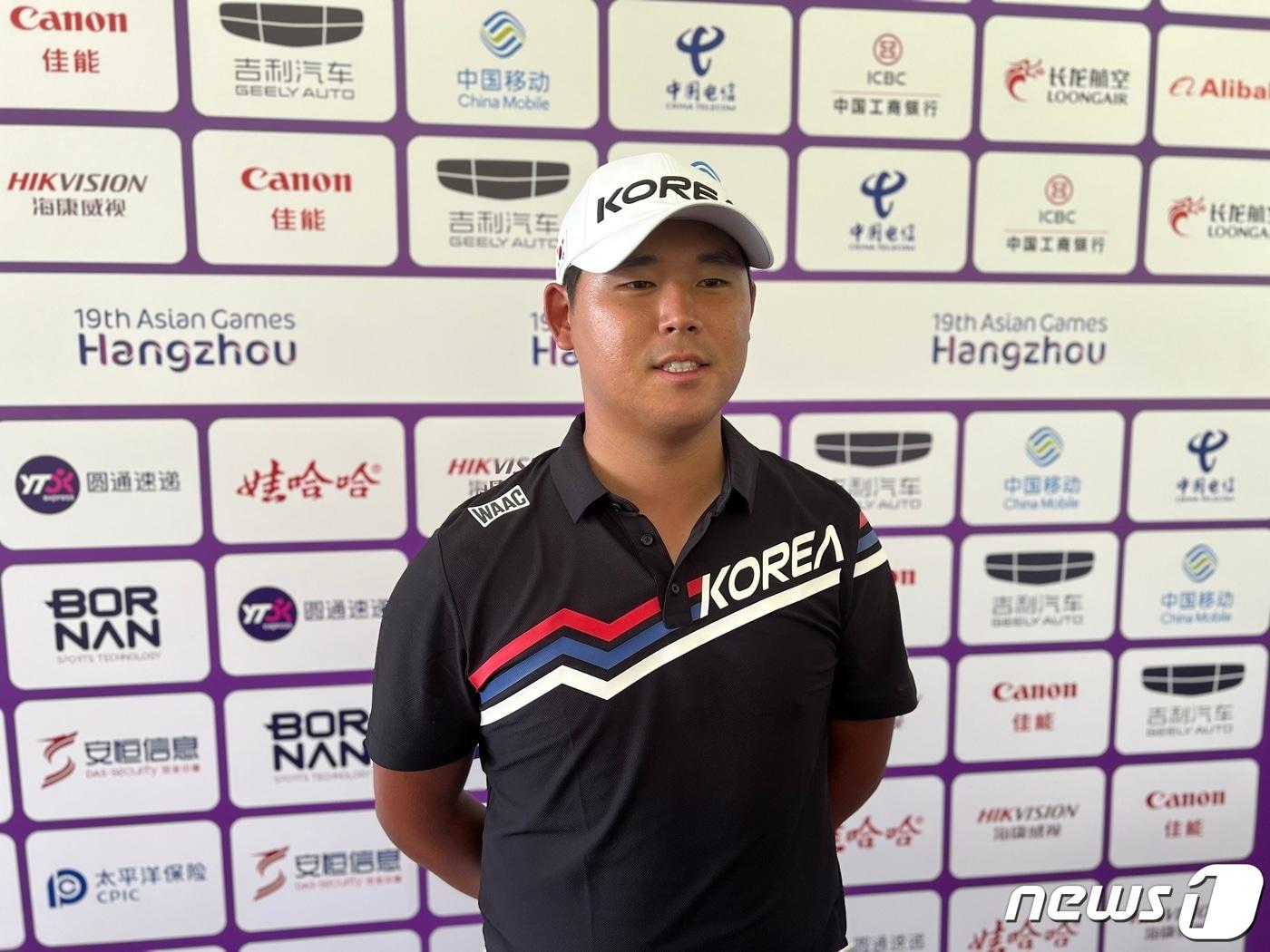 본문 이미지 - 김시우가 1일 중국 항저우의 서호 국제골프코스(파72)에서 열린 2022 항저우 아시안게임 남자 골프 경기를 마친 뒤 취재진과 인터뷰를 하고 있다. 김시우는 이번 대회에서 단체전 금메달을 획득했다. 개인전에서는 4위에 올랐다. 2023.10.01/뉴스1 ⓒ News1 이상철 기자
