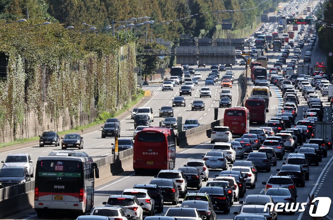 추석 연휴 나흘째인 1일 서울 서초구 잠원IC 인근 경부고속도로 상·하행선 일부 구간이 정체를 빚고 있다. 한국도로공사에 따르면 이날 전국 고속도로 교통량은 482만대로 예상된다. 수도권에서 지방으로 빠져나가는 차량은 38만대, 지방에서 수도권으로 진입하는 차량은 49만대로 예측된다. 2023.10.1/뉴스1 ⓒ News1 이동해 기자