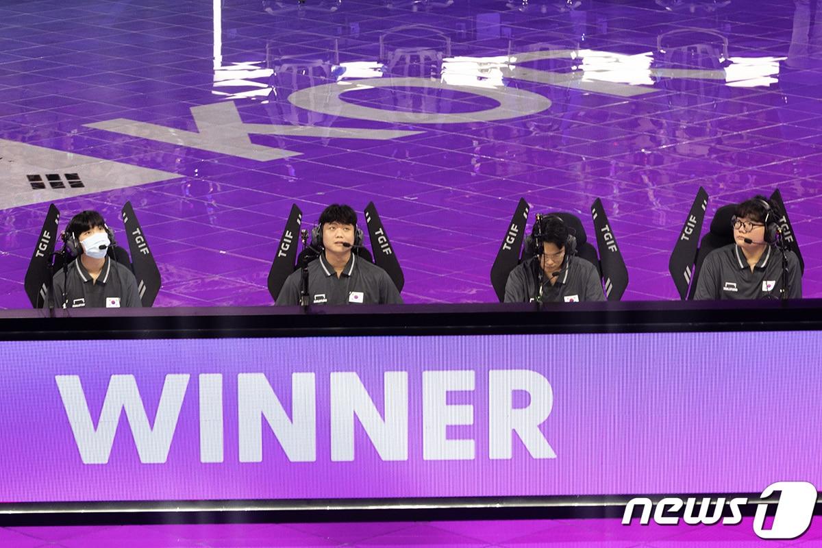 본문 이미지 - 배틀그라운드 모바일 국가대표 선수들이 항저우 e스포츠 주경기장에서 1라운드 경기를 마친 모습. 이날 선수들은 A조 1위로 결승전에 직행했다. 2023.9.30/ⓒ공동취재단