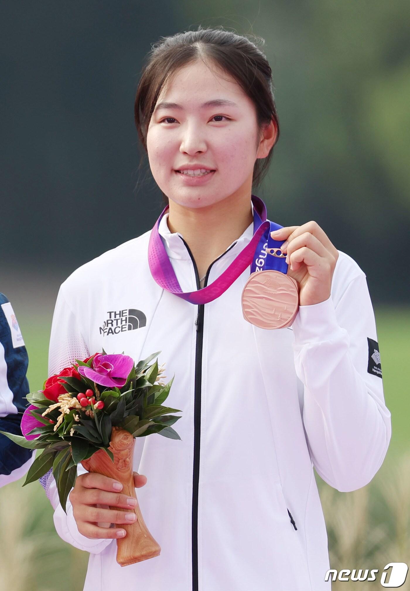 본문 이미지 - 1일 오후 중국 항저우 서호 국제 골프코스에서 열린 2022 항저우 아시안게임 골프 여자 개인전에서 3위를 차지해 동메달을 목에 건 유현조가 포즈를 취하고 있다. 2023.10.1/뉴스1 ⓒ News1 민경석 기자
