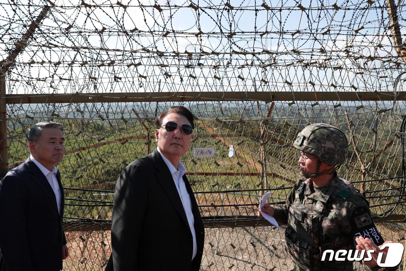 윤석열 대통령이 국군의 날인 1일 경기 연천군에 위치한 육군 제25사단을 찾아 GOP 철책 순찰로에서 최성진 사단장의 설명을 듣고 있다. (대통령실 제공) 2023.10.1/뉴스1 ⓒ News1 안은나 기자