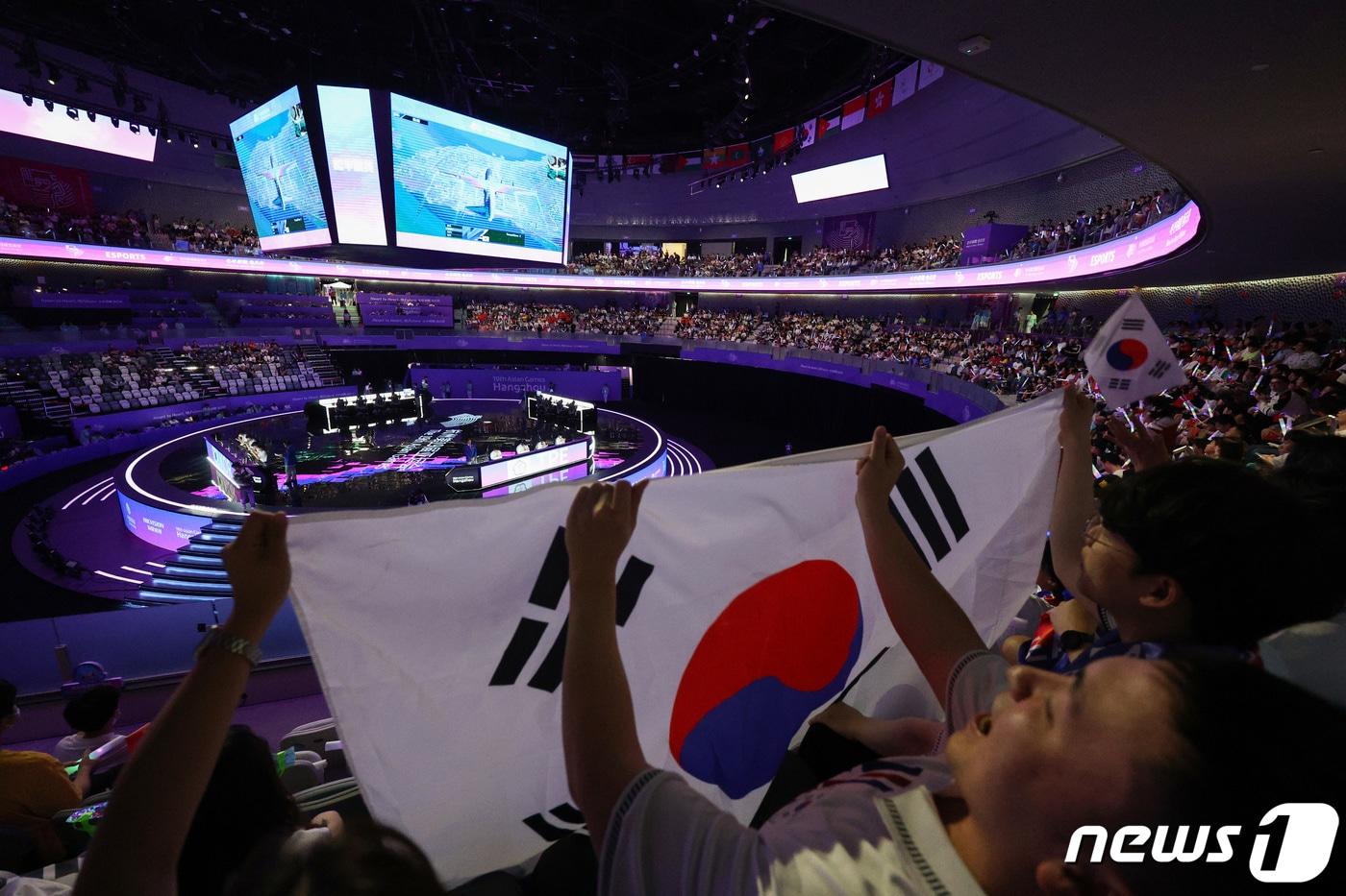 본문 이미지 - 사진은 중국 항저우 e스포츠 주경기장에서 열린 2022 항저우 아시안게임 e스포츠 배틀그라운드 모바일 경기에서 관중들이 한국 선수들을 응원하는 모습. ⓒ 뉴스1 신웅수 기자