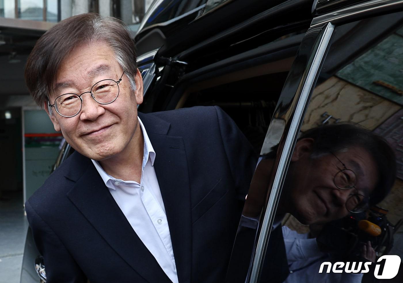 본문 이미지 - 이재명 더불어민주당 대표가 9일 오후 서울 중랑구 녹색병원에서 퇴원하고 있다. 이 대표는 퇴원 직후 진교훈 강서구청장 후보 지원 유세에 나설 예정이다. (공동취재) 2023.10.9/뉴스1