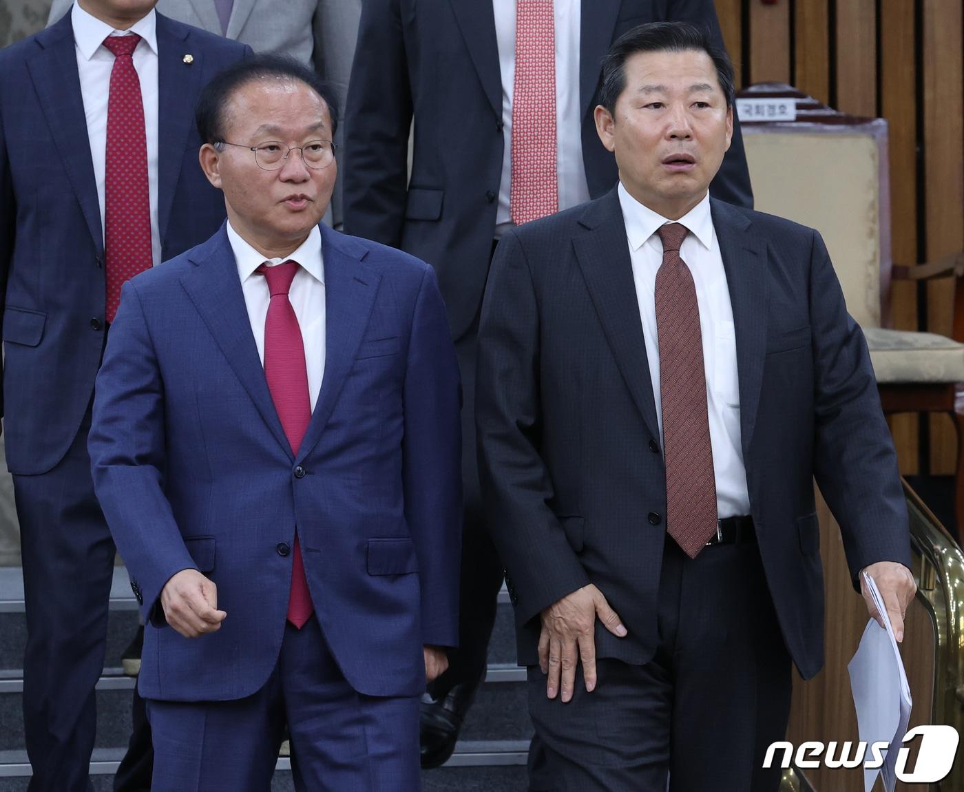 본문 이미지 - 윤재옥 국민의힘 원내대표가 10일 오전 서울 여의도 국회에서 열린 국정감사대책회의에 참석 하고 있다. 2023.10.10/뉴스1 ⓒ News1 송원영 기자