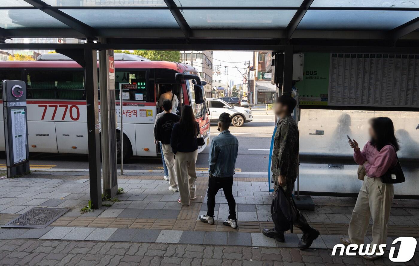 본문 이미지 - 경기 수원시 장안구의 한 버스정류장에서 시민들이 광역버스에 탑승하고 있다. 2023.10.10/뉴스1 ⓒ News1 이재명 기자