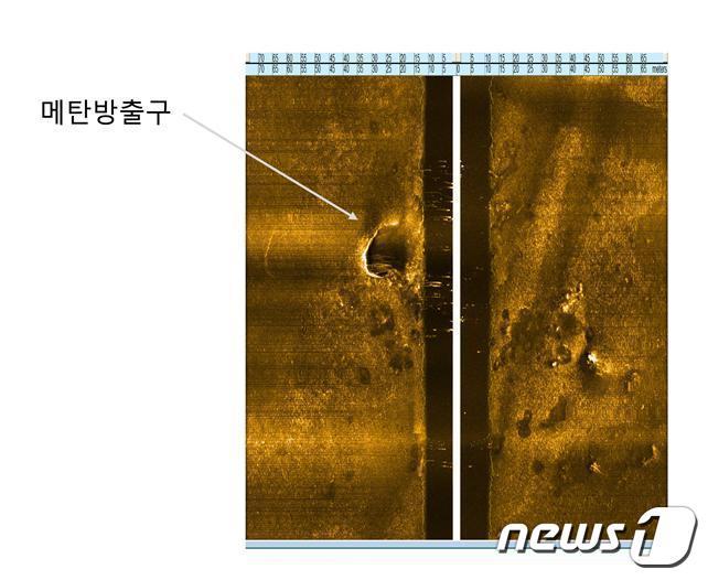 본문 이미지 - 북극 동시베리아해 해저면에서 음파를 이용한 수중영상촬영 장비(사이드 스캔 소나)를 활용 촬영한 메탄 방출구 모습(극지연구소 제공)