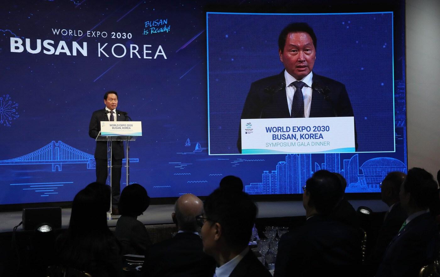 본문 이미지 - 최태원 대한상의 회장이 '2030부산세계박람회 심포지엄 만찬'에서 라펫 하다리(rafet hajdari) 북마케도니아 BIE 대표에게 '2030 부산세계박람회'에 대해서 설명하고 있다.(대한상의 제공)