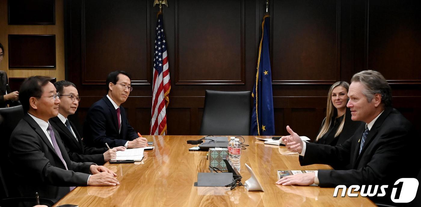 유정복 인천시장이 9일(현지시간) 미국 알래스카주 앵커리지에서 마이크 던리비 알래스카 주지사와 양 도시간 협력방안을 논의하고 있다.(인천시 제공)