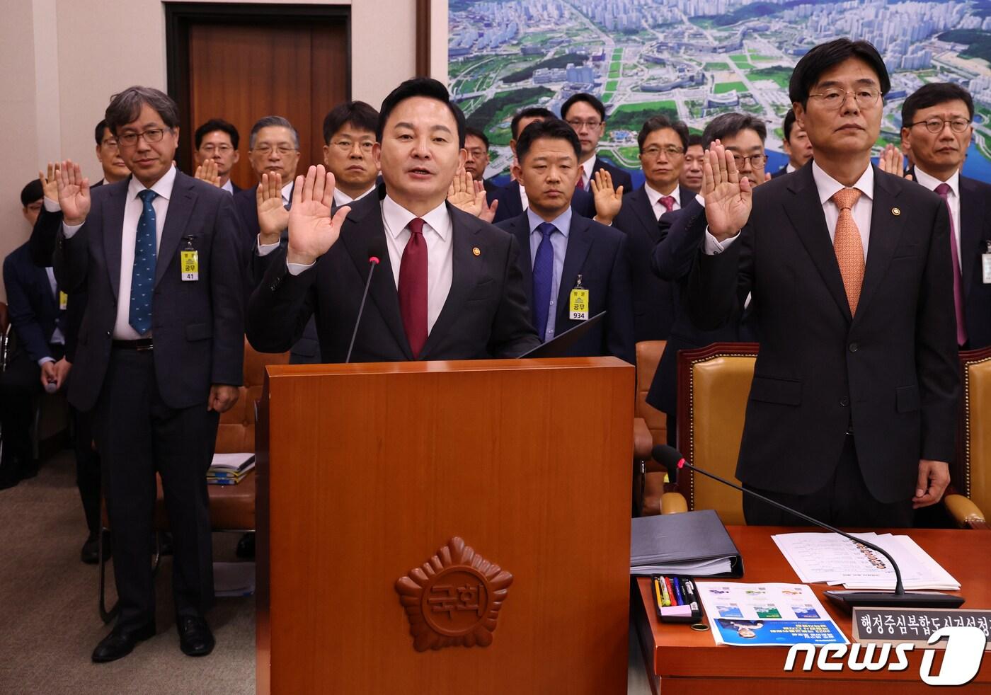 본문 이미지 - 원희룡 국토교통부 장관이 10일 서울 여의도 국회에서 열린 국토교통위원회 국정감사에서 선서를 하고 있다. 2023.10.10/뉴스1 ⓒ News1 송원영 기자