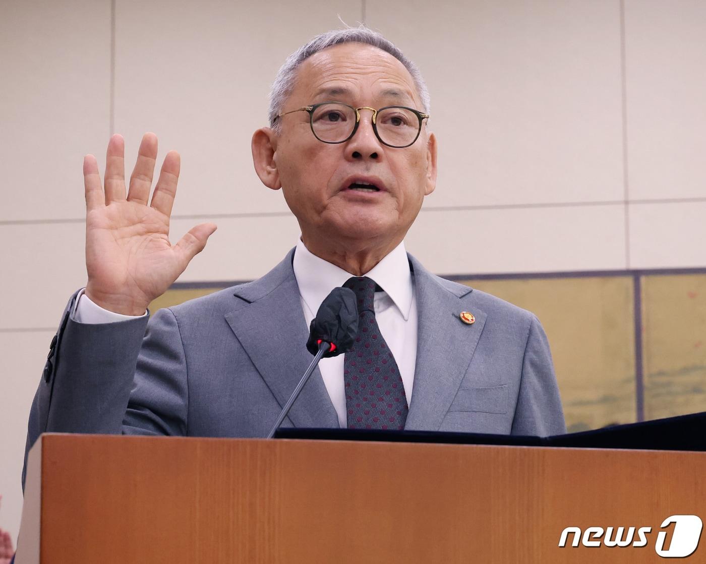 본문 이미지 - 유인촌 문화체육관광부 장관이 10일 서울 여의도 국회에서 열린 문화체육관광위원회 국정감사에서 선서를 하고 있다. 2023.10.10/뉴스1 ⓒ News1 송원영 기자