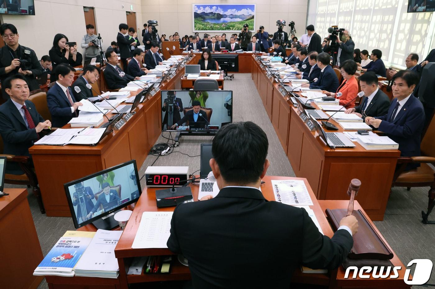 본문 이미지 - 김태호 국회 외교통일위원회 위원장이 10일 오전 서울 여의도 국회에서 열린 외통위 전체회의를 주재하고 있다. 2023.10.10/뉴스1 ⓒ News1 황기선 기자
