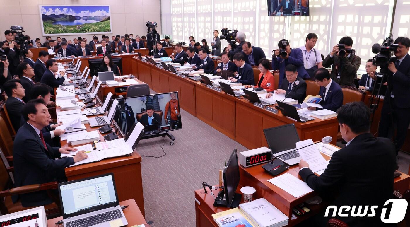 본문 이미지 - 김태호 국회 외교통일위원회 위원장이 10일 오전 서울 여의도 국회에서 열린 외통위 전체회의를 주재하고 있다. 2023.10.10/뉴스1 ⓒ News1 황기선 기자