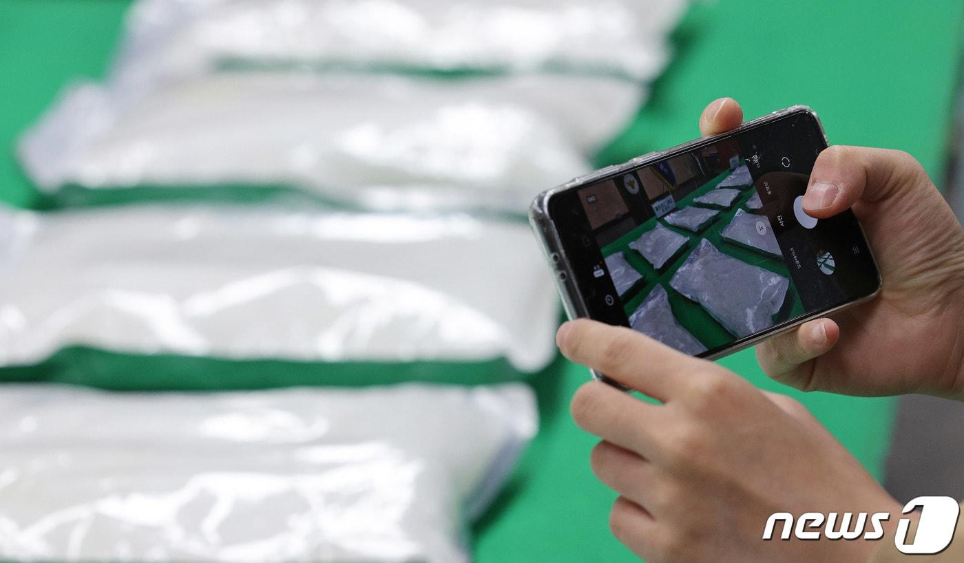 영등포경찰서 관계자들이 10일 오전 서울 영등포경찰서에서 열린 '말레이시아 밀반입 필로폰 국내 유통 범죄조직 검거' 브리핑 중 압수한 필로폰을 공개하고 있다. (사진은 기사 내용과 무관함) /2023.10.10/뉴스1 ⓒ News1 장수영 기자