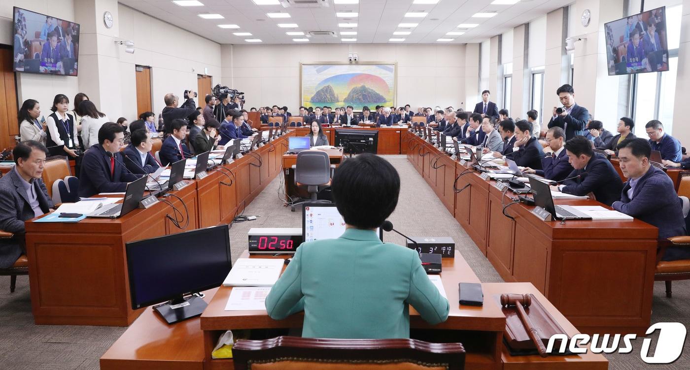 본문 이미지 - 백혜련 국회 정무위원장이 10일 오전 서울 여의도 국회에서 열린 정무위원회의 국정감사를 주재하고 있다. 2023.10.10/뉴스1 ⓒ News1 임세영 기자