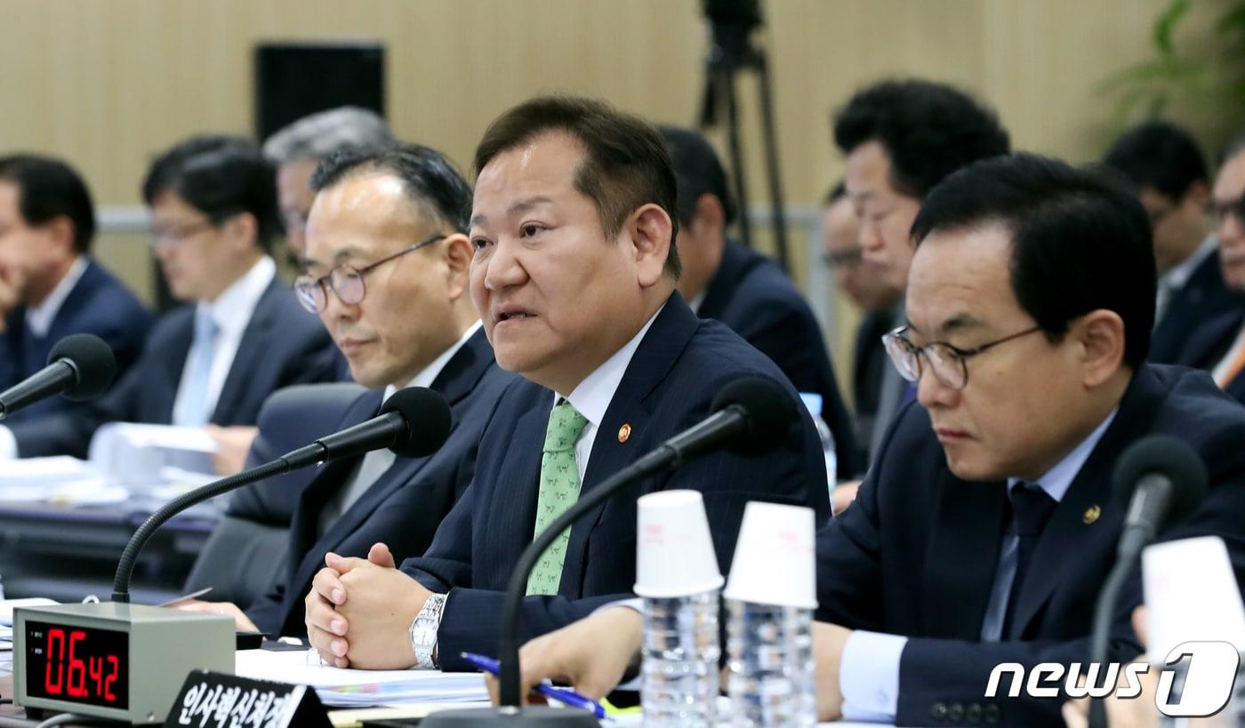 본문 이미지 - 이상민 행정안전부 장관이 10일 정부세종청사에서 열린 국회 행정안전위원회의 행정안전부, 인사혁신처 등의 국정감사에서 의원들의 질의에 답하고 있다.2023.10.10/뉴스1 ⓒ News1 김기남 기자