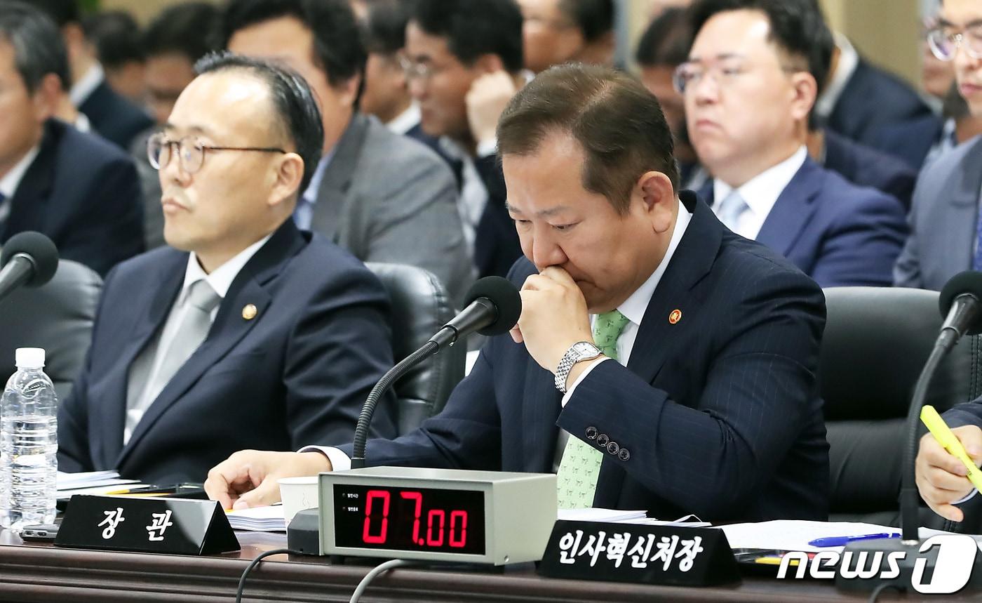 본문 이미지 - 이상민 행정안전부 장관이 10일 정부세종청사에서 열린 국회 행정안전위원회의 행정안전부, 인사혁신처 등의 국정감사에서 생각에 잠겨있다.2023.10.10/뉴스1 ⓒ News1 김기남 기자