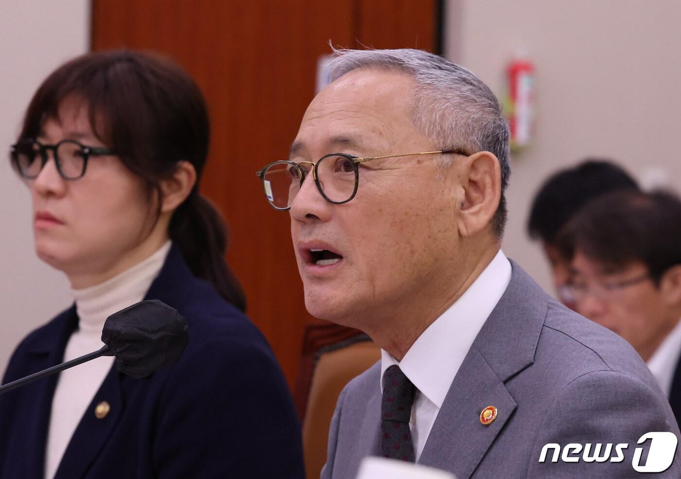본문 이미지 - 유인촌 문화체육관광부 장관이 10일 서울 여의도 국회에서 열린 문화체육관광위원회 국정감사에서 의원들의 질의에 답변하고 있다. 2023.10.10/뉴스1 ⓒ News1 송원영 기자