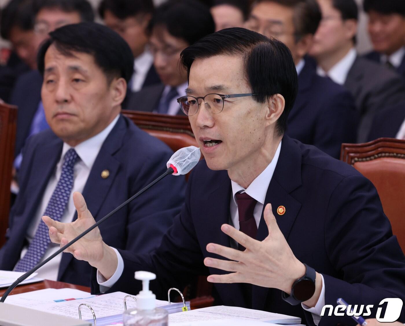 본문 이미지 - 방문규 산업통상자원부 장관이 10일 서울 여의도 국회에서 열린 산업통상자원중소벤처기업위원회 국정감사에서 의원들의 질의에 답변하고 있다. 2023.10.10/뉴스1 ⓒ News1 송원영 기자