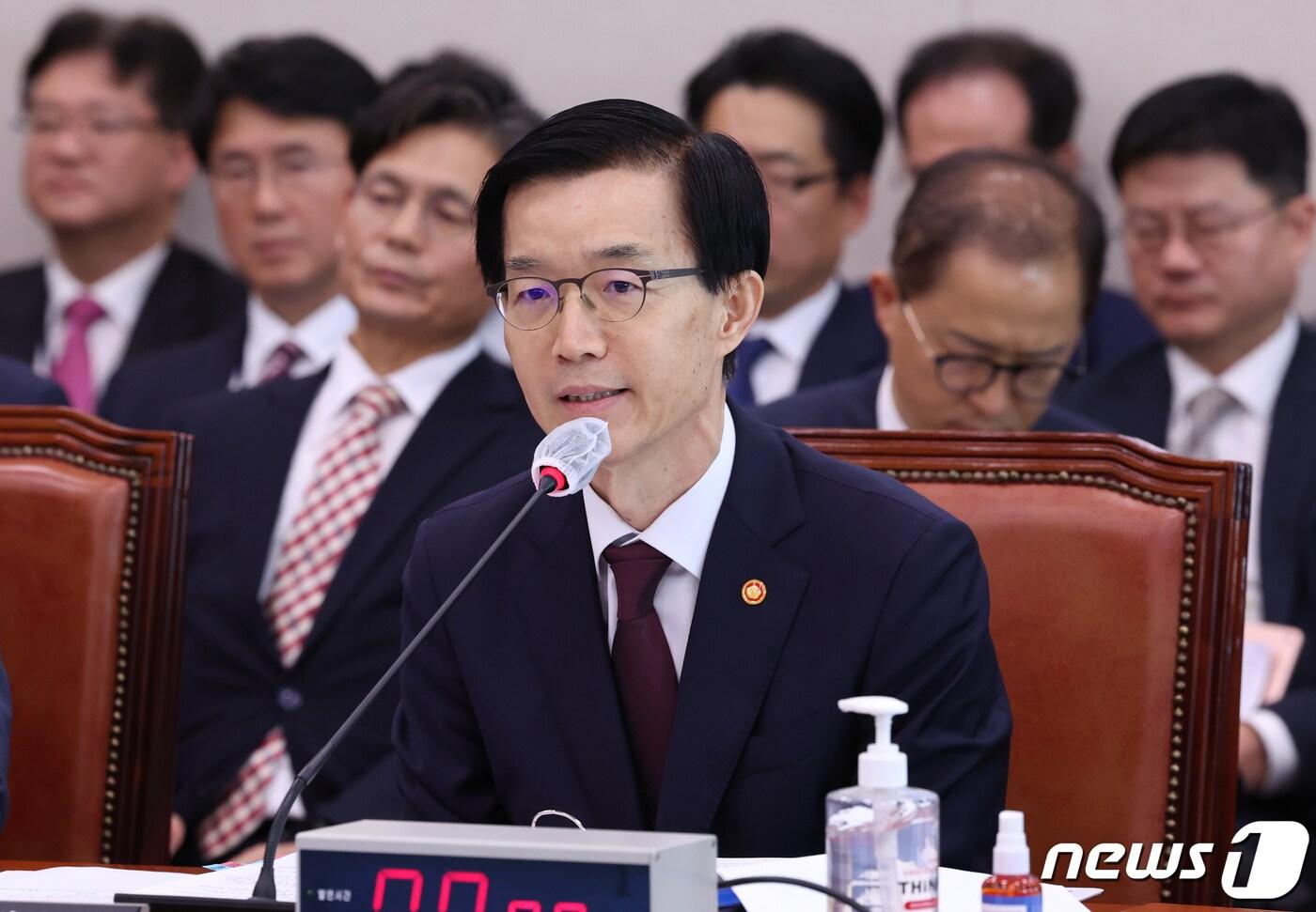 본문 이미지 - 방문규 산업통상자원부 장관이 10일 서울 여의도 국회에서 열린 산업통상자원중소벤처기업위원회 국정감사에서 의원들의 질의에 답변하고 있다. 2023.10.10/뉴스1 ⓒ News1 송원영 기자