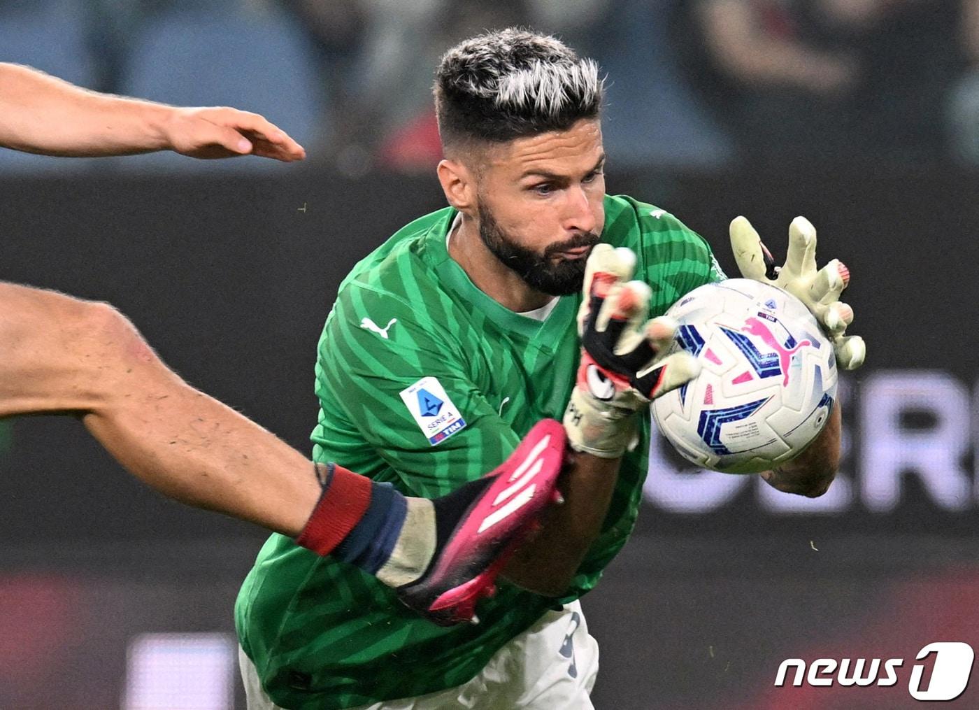 본문 이미지 - 골키퍼로 변신한 지루 ⓒ 로이터=뉴스1