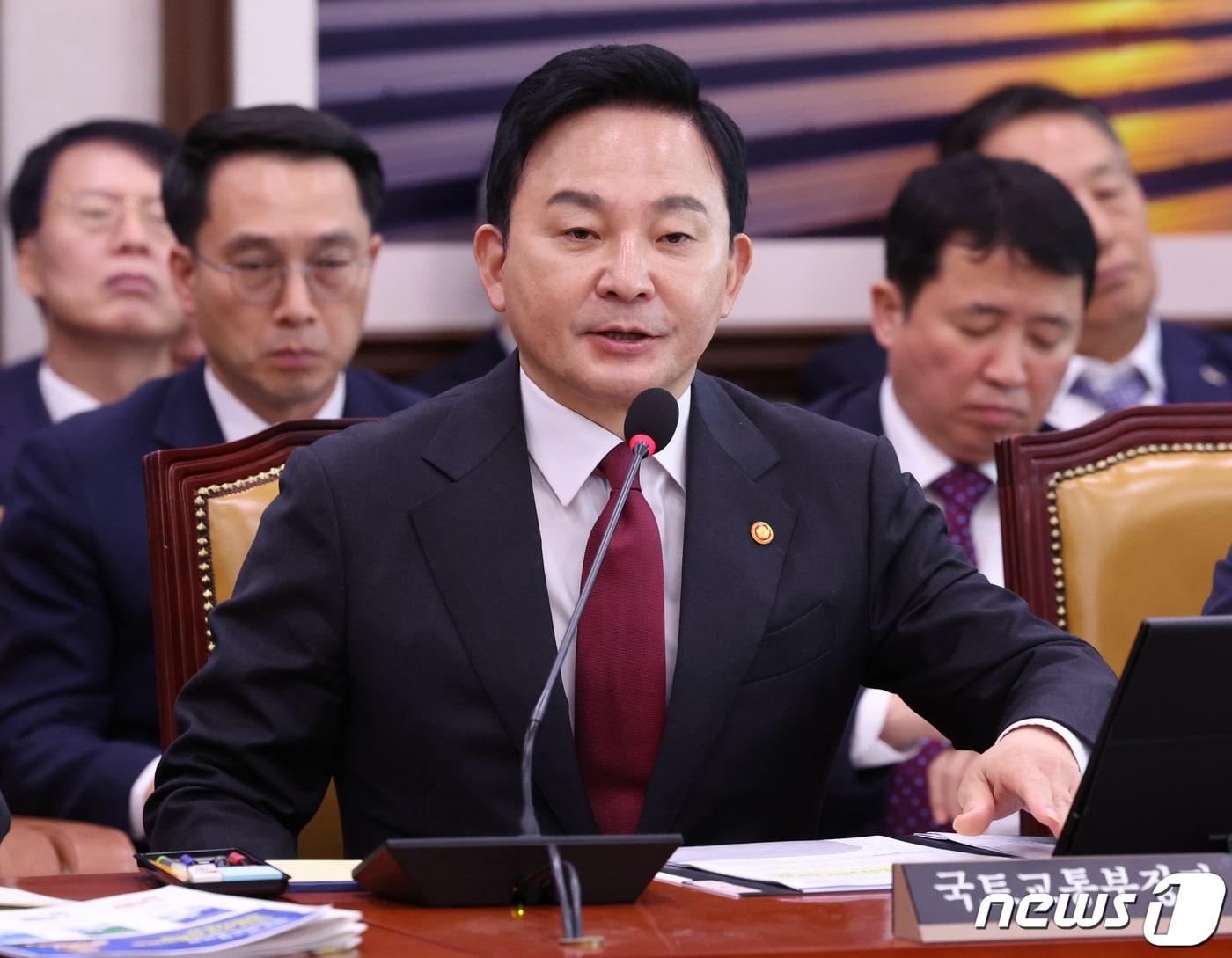 본문 이미지 - 원희룡 국토교통부 장관이 2023년 10월 10일 서울 여의도 국회에서 열린 국토교통위원회 국정감사에서 '양평고속도로 노선 변경'과 관련한 의원들의 질의에 답변하고 있다. 2023.10.10 ⓒ 뉴스1 송원영 기자