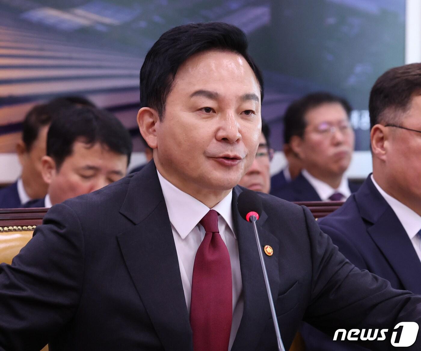 본문 이미지 - 원희룡 국토교통부 장관이 10일 서울 여의도 국회에서 열린 국토교통위원회 국정감사에서 의원들의 질의에 답변하고 있다. 2023.10.10/뉴스1 ⓒ News1 송원영 기자