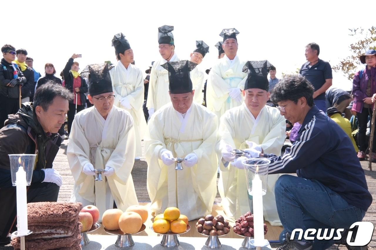본문 이미지 - 정영철 영동군수(가운데) 등이 삼도봉 화합기념탑 앞에서 기원제를 올리고 있다. (영동군 제공) /뉴스1