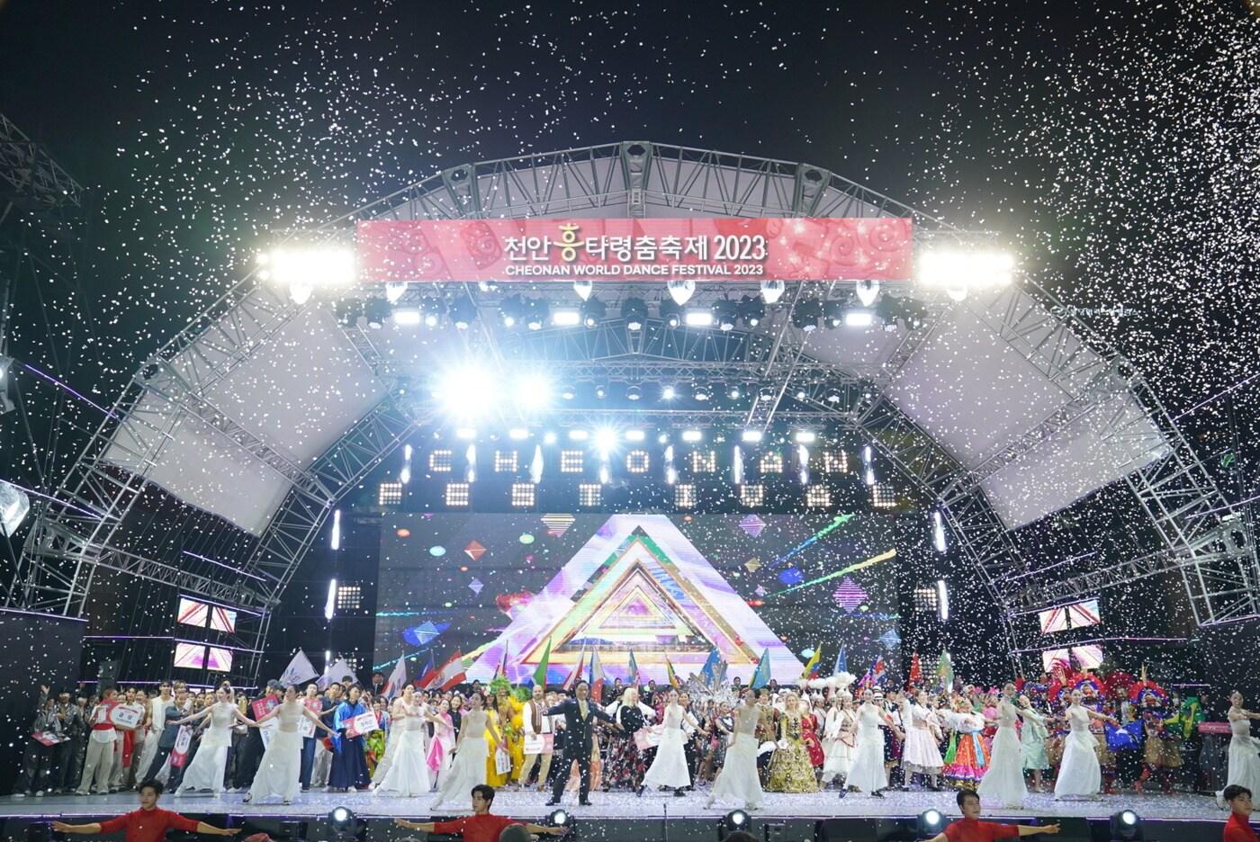 본문 이미지 - '천안흥타령춤축제2023' 폐막식 모습. (천안시 제공) /뉴스1
