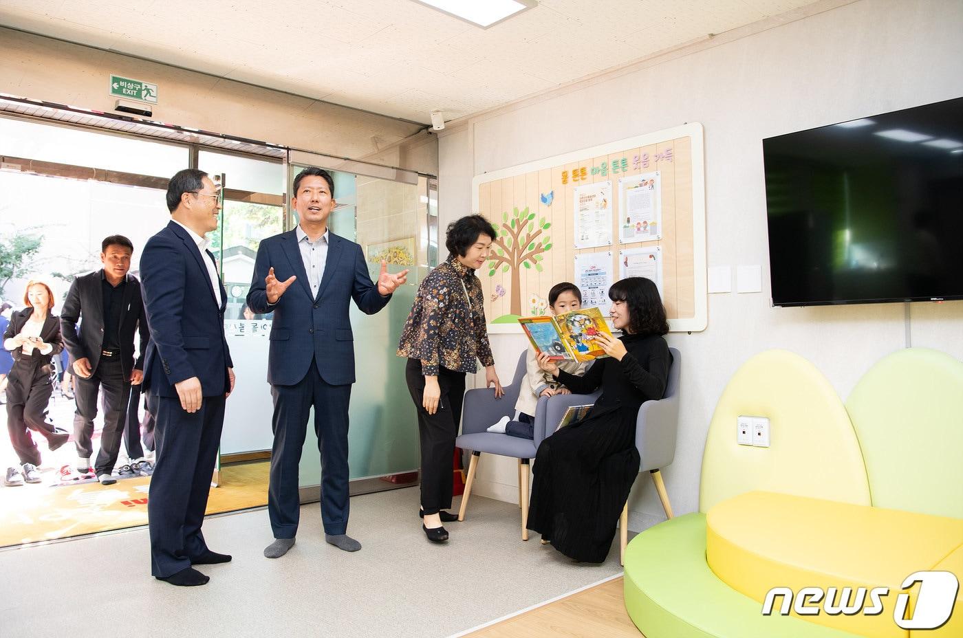 본문 이미지 - '아픈아이돌봄센터' 개소식에서 김장호 구미시장이 시설을 둘러보고 있다. 2023.10.10/뉴스1 ⓒ News1 정우용 기자