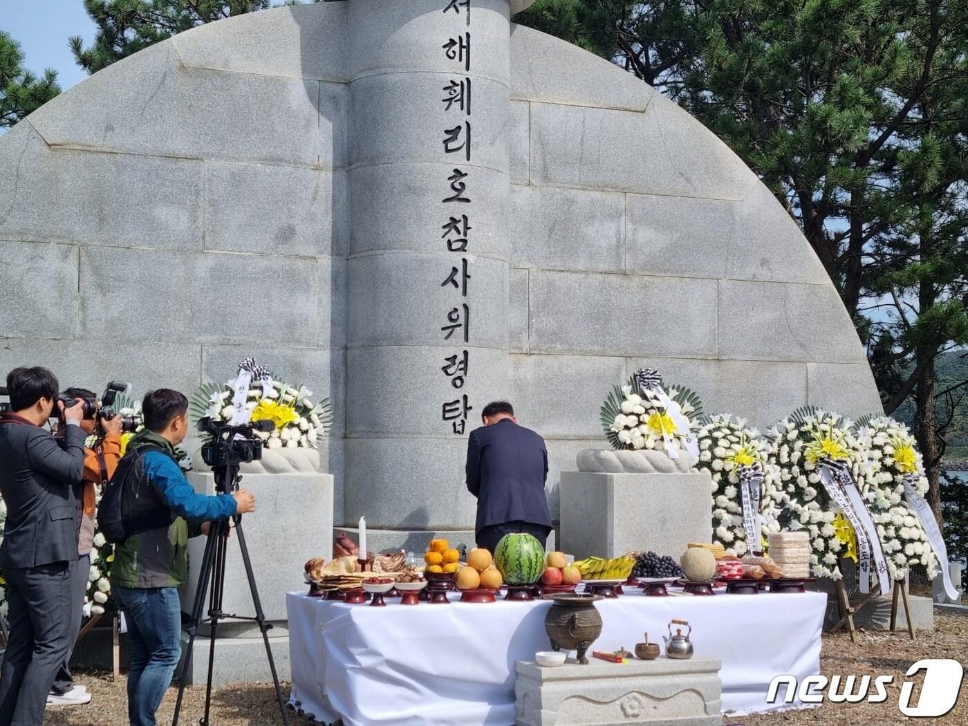 본문 이미지 - 10일 전북 부안군 위도 서해훼리호 참사위령탑에서 '제30주기 서해훼리호 참사 추모 위령제'가 개최됐다.2023.10.10.(전북도 제공)/뉴스1