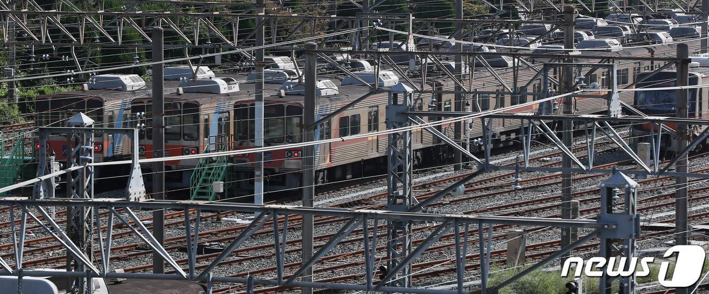 부산 금정구 부산교통공사 노포차량기지에 대기 중인 열차 모습. 2023.10.10/뉴스1 ⓒ News1 윤일지 기자